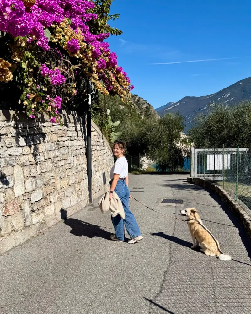 Milena Wynhoven mit ihrem Hund bei einem Spaziergang am Gardasee