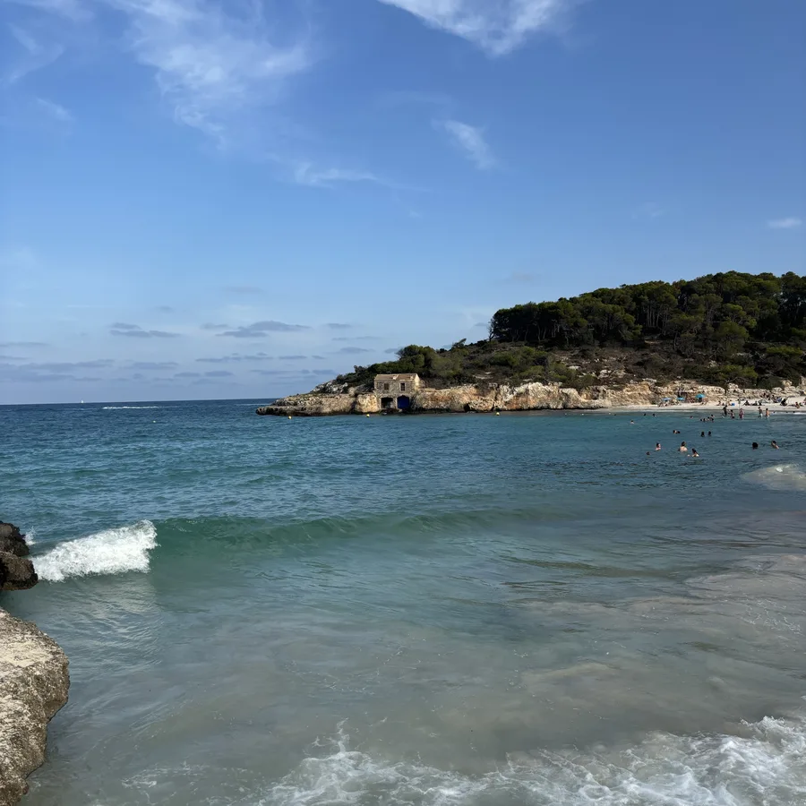 Bucht auf Mallorca mit türkisem Wasser und altem Bootshaus