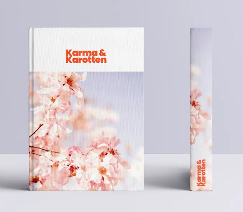 Die PDF-Auswertung von Karma & Karotten als Buch mit Magnolien auf dem Umschlag